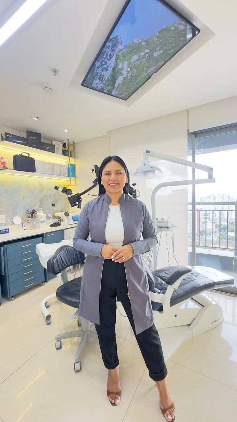 Dra. Mariela Baltazar — Fundadora da Clínica Mariela Baltazar, no consultório no Tatuapé