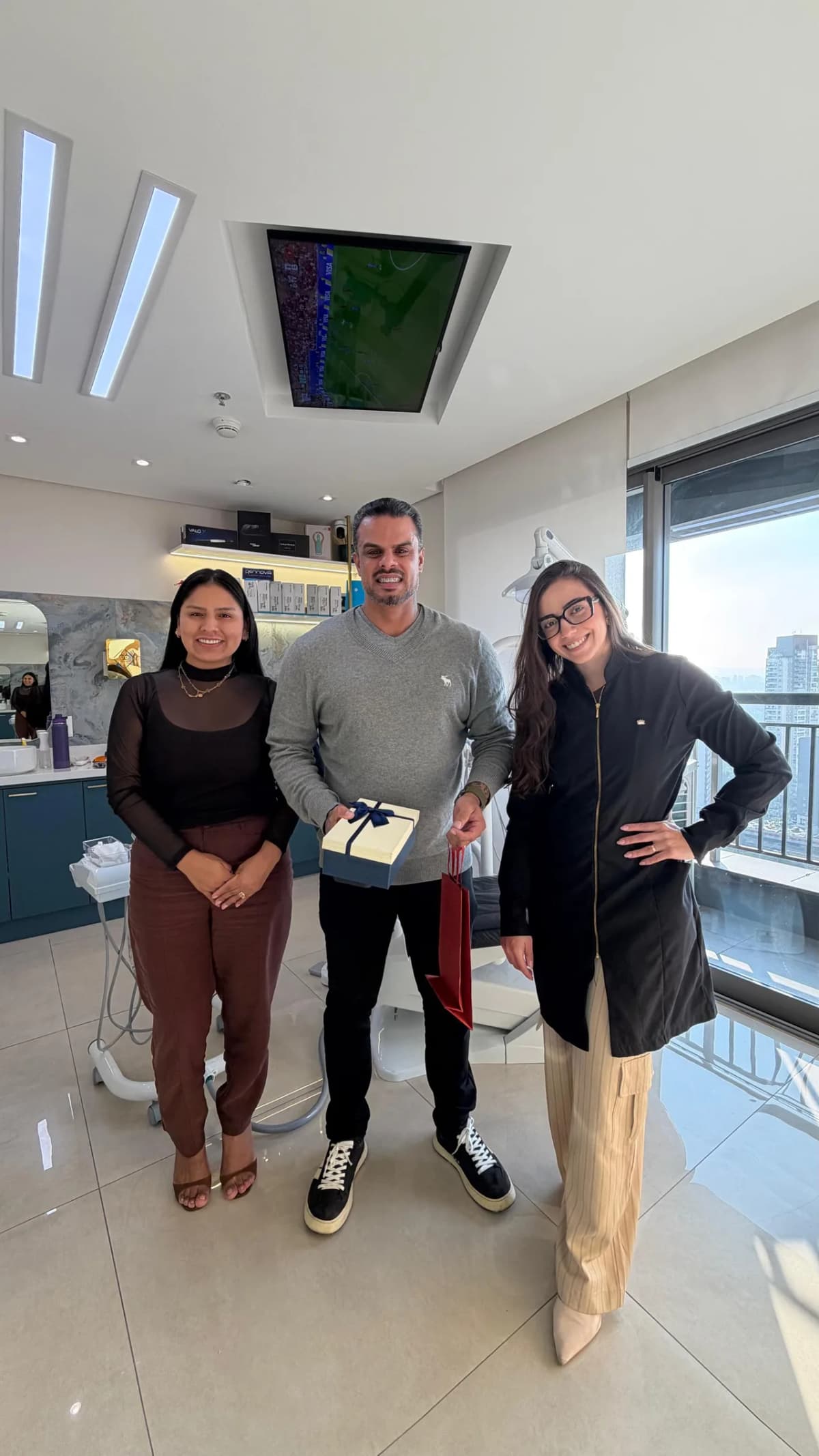 Paciente Diego Bispo e equipe da Clínica Mariela Baltazar