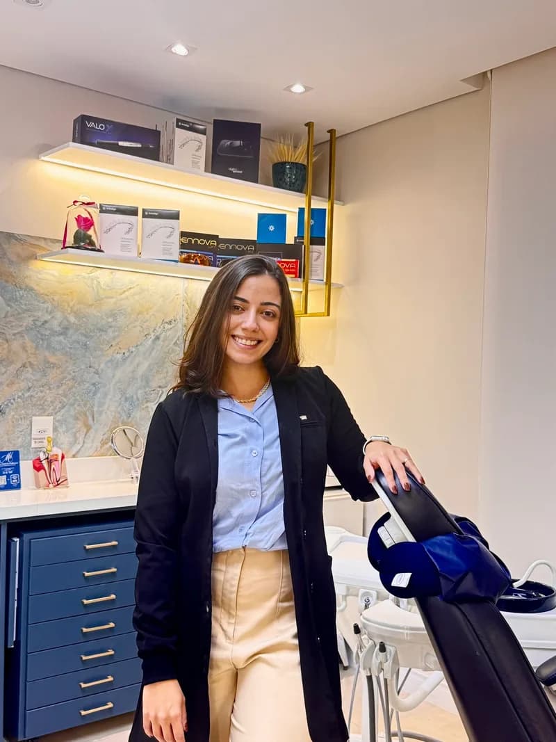 Dra. Caroline Palmeira, ortodontista Invisalign Doctor Certified, no consultório da Clínica Mariela Baltazar no Tatuapé