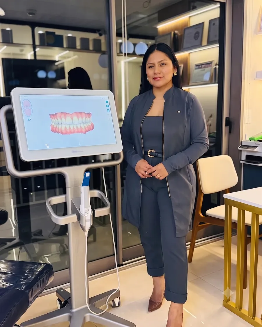 Dra. Mariela Baltazar — Fundadora da Clínica Mariela Baltazar, ao lado do escâner intraoral 3D no consultório no Tatuapé