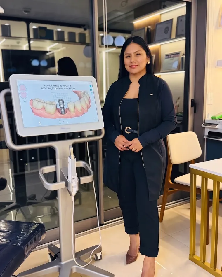 Dra. Mariela Baltazar ao lado do scanner intraoral com escaneamento digital 3D — Clínica Mariela Baltazar, Tatuapé