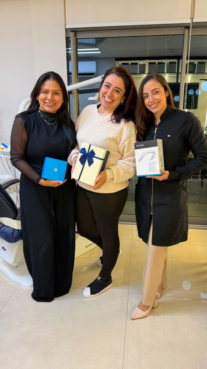 Dra. Mariela, paciente Juliana Casanova com kit Invisalign e Dra. Caroline — Clínica Mariela Baltazar