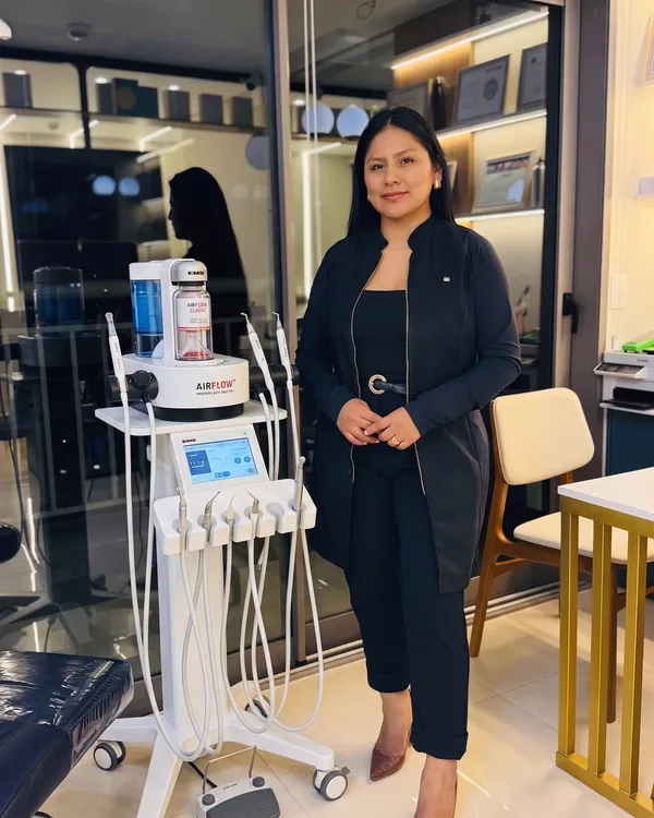 Dra. Mariela Baltazar ao lado do equipamento AirFlow Prophylaxis Master (EMS) — limpeza dental de alto padrão no Tatuapé